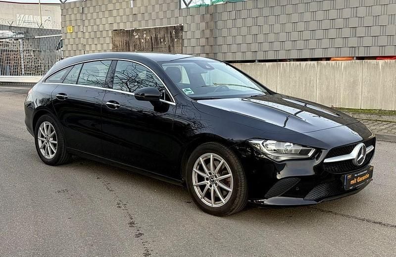 Schwarz Gebraucht 2020 Mercedes CLA220 Shooting Brake Kombi | 21.690 € (Guter Preis) - Bild 1/4