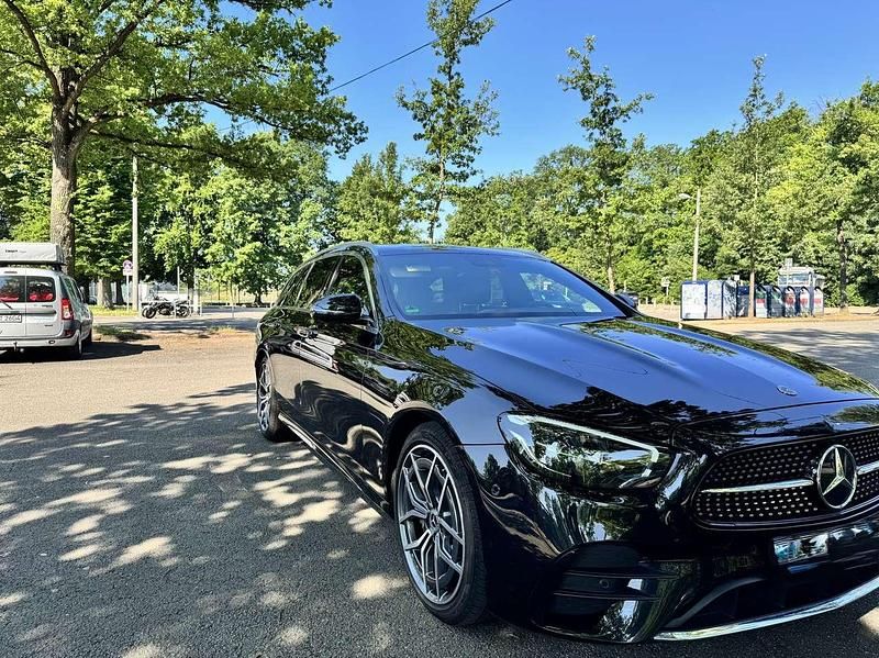 Schwarz Gebraucht 2023 Mercedes E220 AMG line Kombi | 36.500 € (Fairer Preis) - Bild 1/4