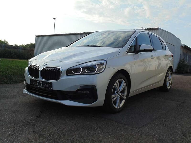 Weiß Gebraucht 2021 BMW 218 Active Tourer Sport Line Van / Kleinbus | 18.950 € (Superpreis) - Bild 1/4