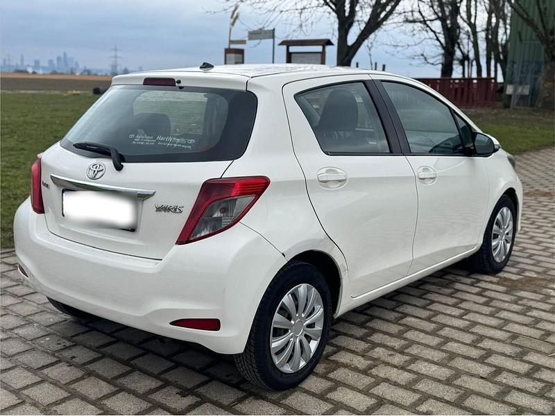 Gebraucht Toyota Yaris 99 PS (72 kW) 2013 Weiß Kleinwagen