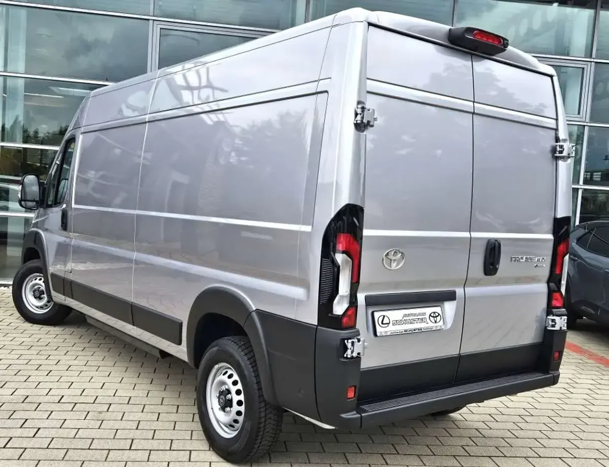 Neu Toyota Proace 205 kW (279 PS) 2026 Silver shadow Van / Kleinbus