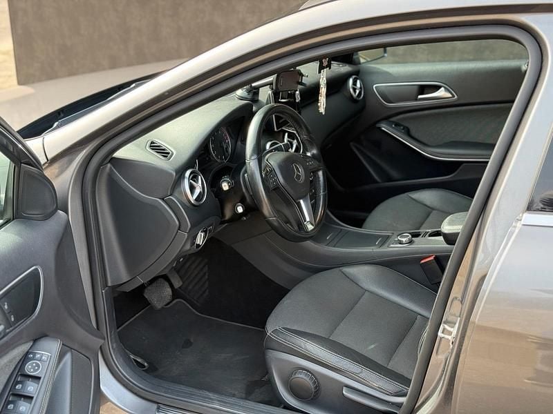 Gebraucht Mercedes A180 122 PS (89 kW) 2015 Grau Kleinwagen