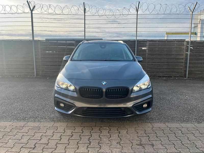 Silber Gebraucht 2017 BMW 218 Van / Kleinbus | 12.700 € (Fairer Preis) - Bild 1/4