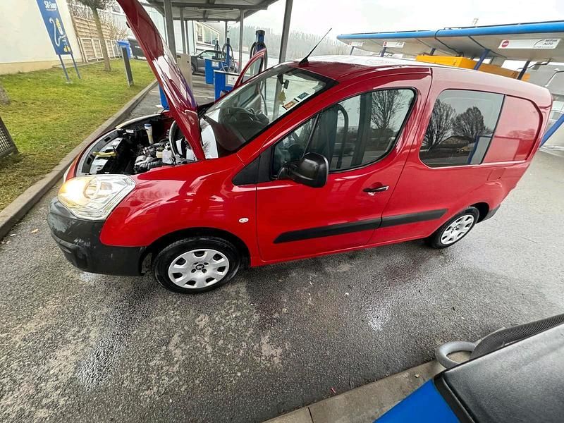 Rot Gebraucht 2018 Peugeot Partner Van / Kleinbus | 7.500 € (Fairer Preis) - Bild 1/4