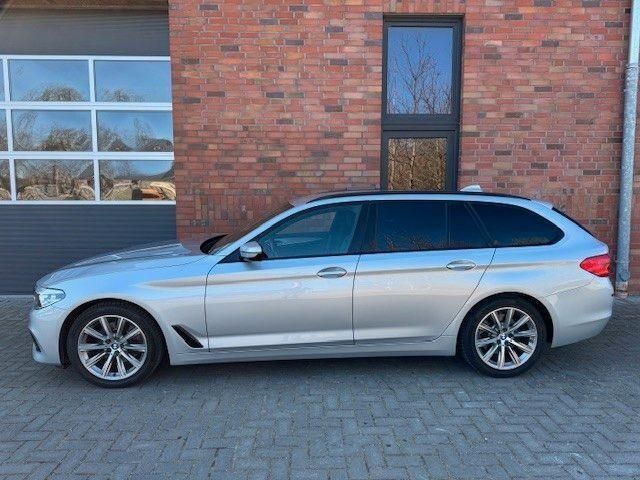 Silber Gebraucht 2018 BMW 520 Sport Line Kombi | 17.850 € (Fairer Preis) - Bild 1/4