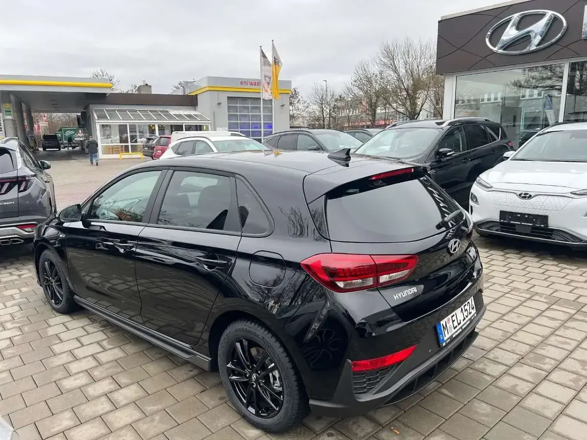 Neu Hyundai i30 Advantage 140 PS (102 kW) 2025 Abyss black / mic Limousine