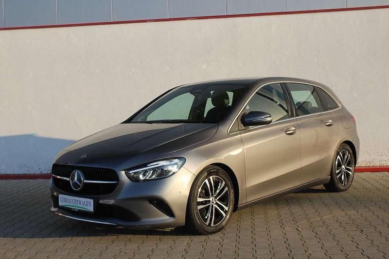 Mountaingrau met. 787u Gebraucht 2024 Mercedes B180 Progressive Van / Kleinbus | 26.770 € (Superpreis) - Bild 1/4