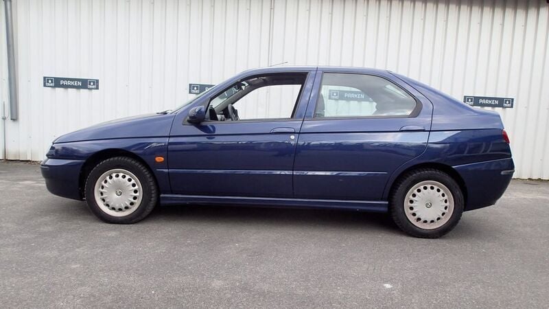 Second-hand Alfa Romeo 146 120 CP (88 kW) 2000 Albastru Hatchback