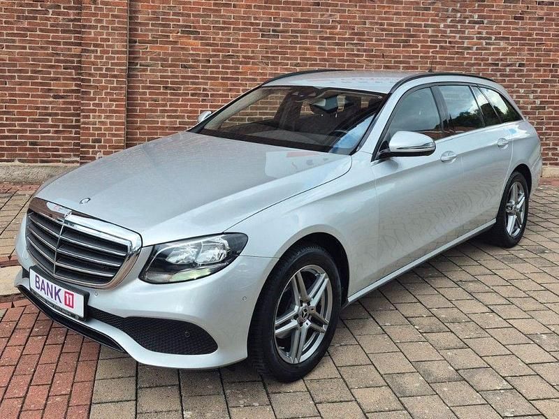 Silber Gebraucht 2017 Mercedes E220 Kombi | 15.980 € (Fairer Preis) - Bild 1/4