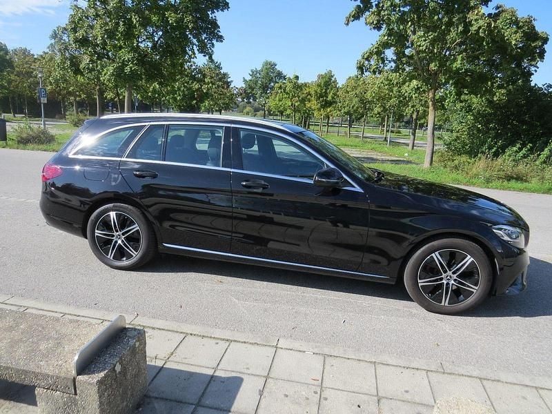 Schwarz Gebraucht 2019 Mercedes C180 Kombi | 22.900 € (Superpreis) - Bild 1/4