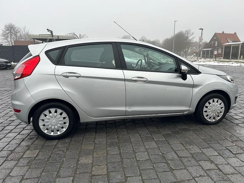 Silber Gebraucht 2014 Ford Fiesta Limousine | 3.200 € - Bild 1/4