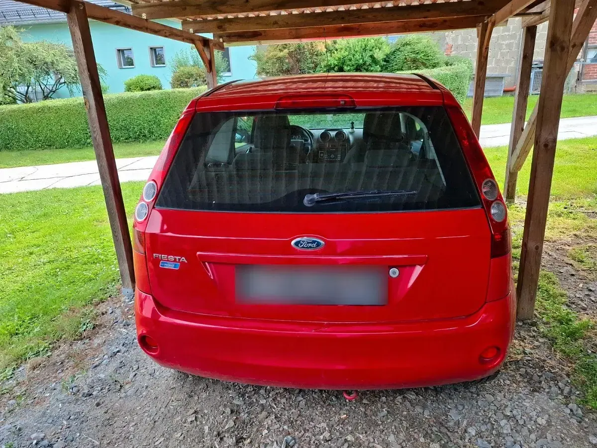 Gebraucht Ford Fiesta Ambiente 60 PS (44 kW) 2008 Rot Kleinwagen