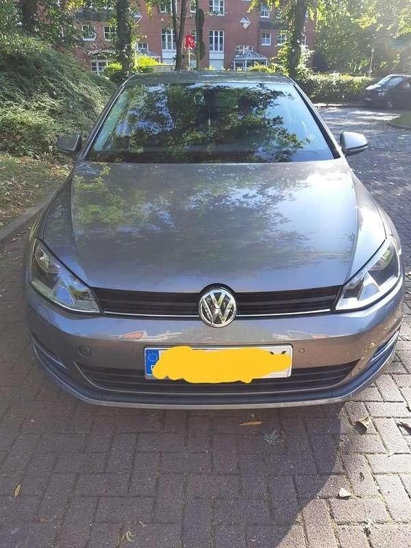 Grau Gebraucht 2024 VW Golf VIII Cup Kleinwagen | 8.100 € - Bild 1/4
