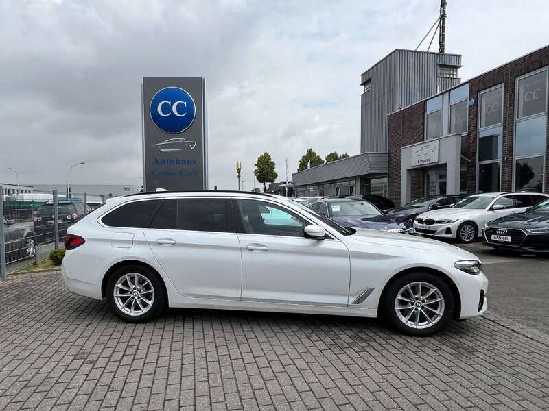 Mineralweiss Gebraucht 2023 BMW 520 Sport Line Kombi | 37.750 € (Fairer Preis) - Bild 1/3