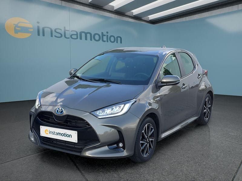 Grau Gebraucht 2021 Toyota Yaris Hybrid Kleinwagen | 18.649 € (Guter Preis) - Bild 1/4