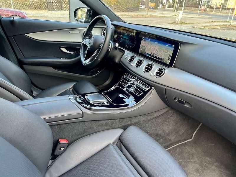 Gebraucht Mercedes E300 194 PS (142 kW) 2023 Schwarz Limousine