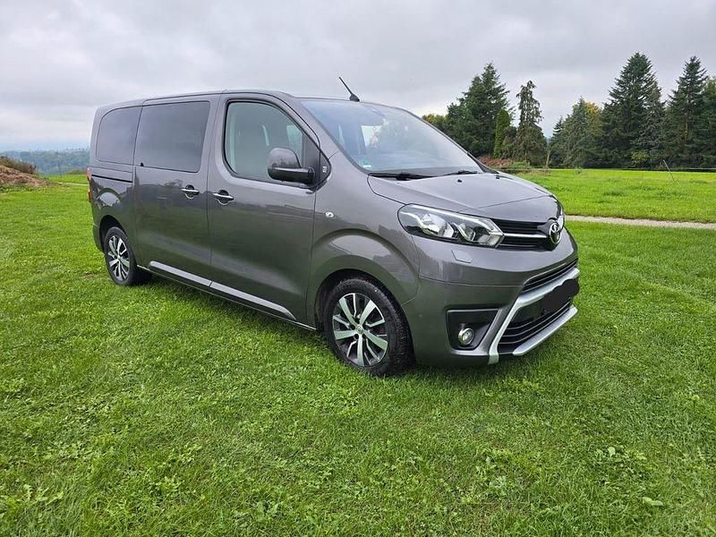 Grau Gebraucht 2018 Toyota Proace Van | 24.100 € (Etwas zu teuer) - Bild 1/4