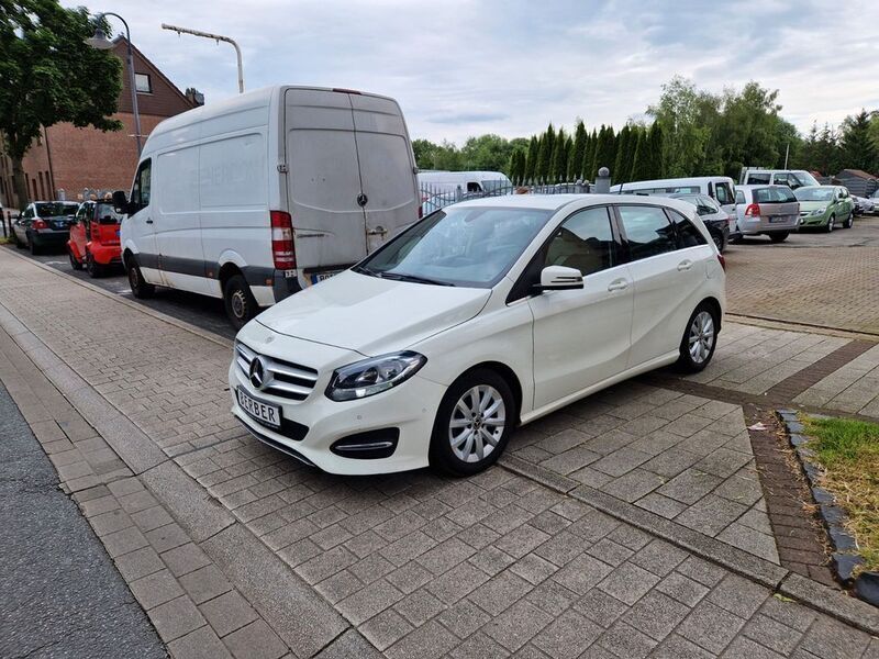 Weiß Gebraucht 2017 Mercedes 180 Limousine | 9.790 € (Guter Preis) - Bild 1/4