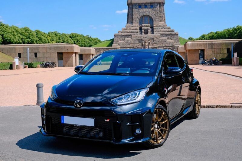 Schwarz Gebraucht 2023 Toyota Yaris Limousine | 33.490 € (Guter Preis) - Bild 1/4