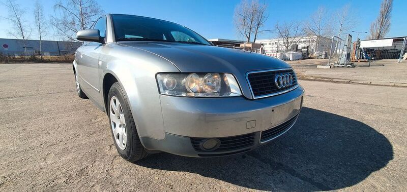 Grau Gebraucht 2002 Audi A4 Limousine | 1.599 € (Guter Preis) - Bild 1/4