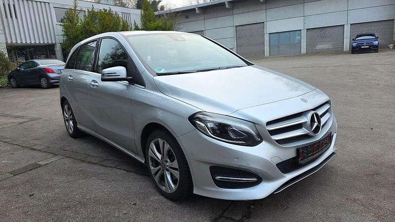 Silber Gebraucht 2017 Mercedes B200 Edition Van / Kleinbus | 18.990 € (Fairer Preis) - Bild 1/4