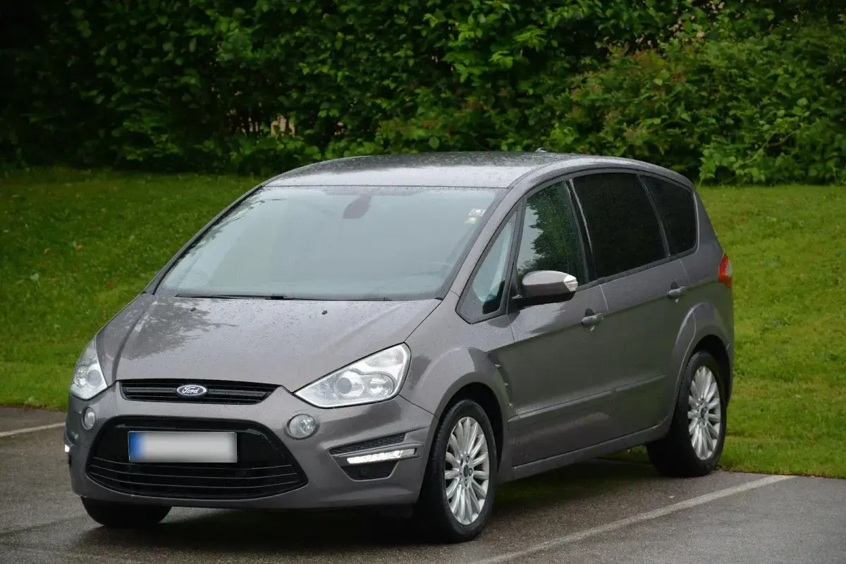 Gebraucht Ford S-MAX Titanium 177 PS (130 kW) 2013 Braun Van / Kleinbus