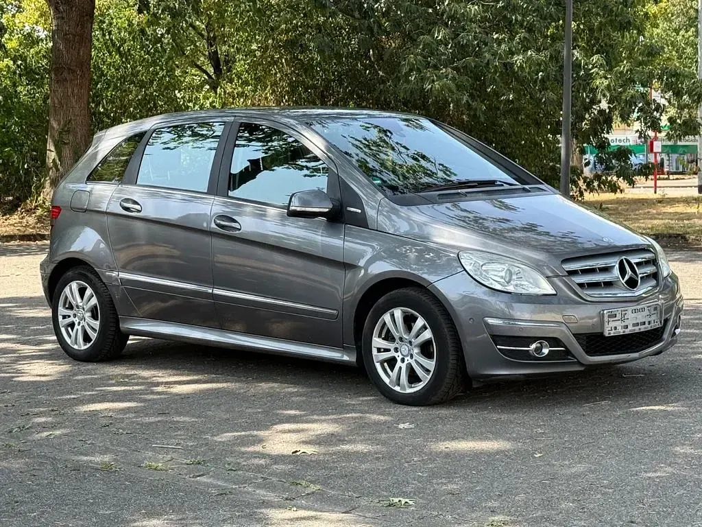 Gebraucht Mercedes B180 116 PS (85 kW) 2011 Grau Kleinwagen