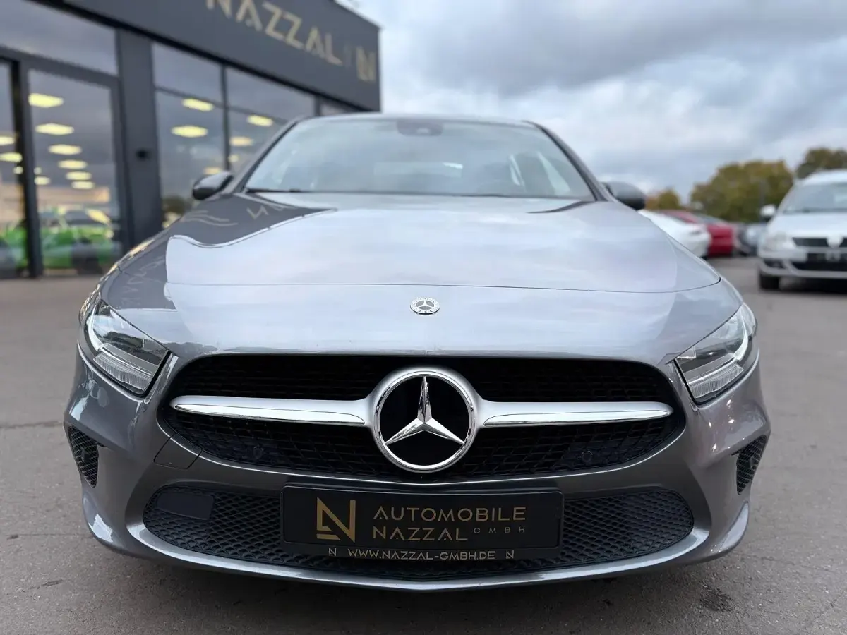 Gebraucht Mercedes A180 116 PS (85 kW) 2019 Grau Limousine