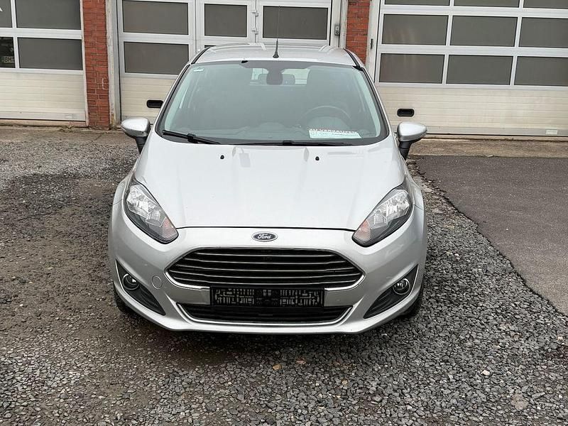 Gebraucht Ford Fiesta Titanium 75 PS (55 kW) 2014 Silber Kleinwagen