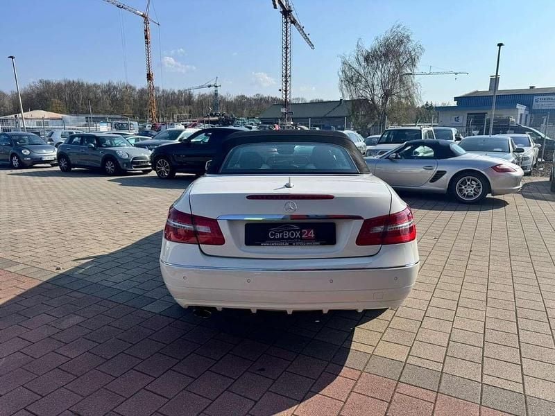 Gebraucht Mercedes E200 184 PS (135 kW) 2011 Calcitweiss  unilack Cabrio