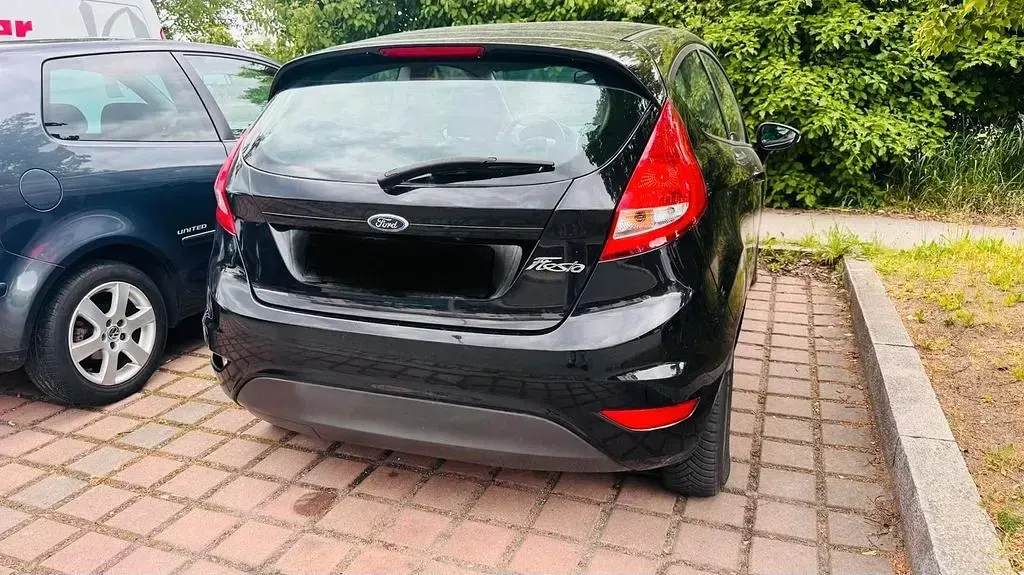 Używany Ford Fiesta 60 KM (44 kW) 2011 Czarny Sedan/Limuzyna