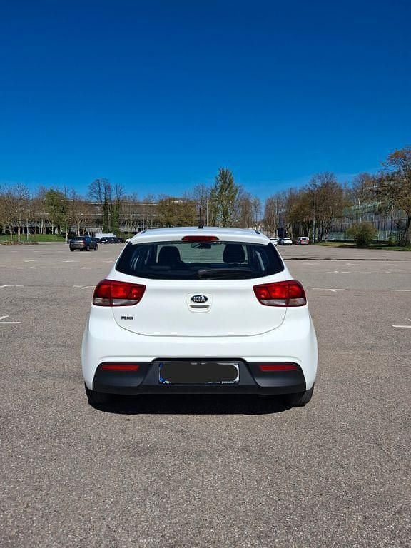 Gebraucht Kia Rio Attract 84 PS (61 kW) 2020 Weiß Limousine