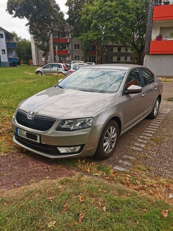 Beige Gebraucht 2013 Skoda Octavia Limousine | 4.000 € (Superpreis) - Bild 1/4