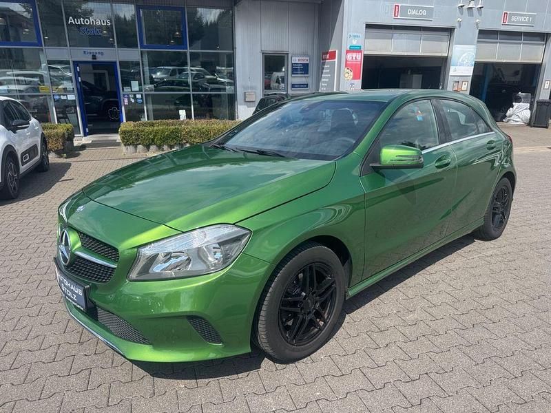 Grün Gebraucht 2016 Mercedes A160 Limousine | 11.476 € (Fairer Preis) - Bild 1/4