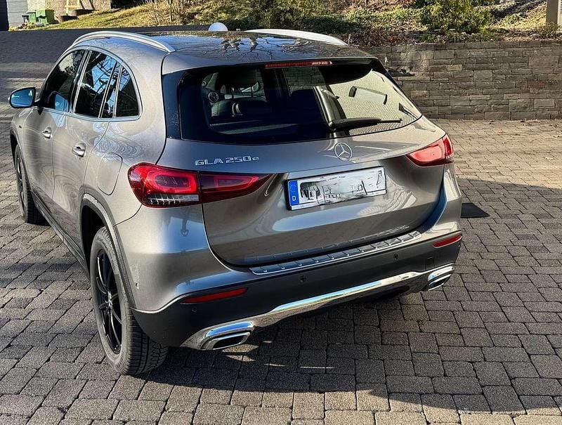 Second-hand Mercedes GLA250 Progressive 160 CP (117 kW) 2020 Argintiu SUV