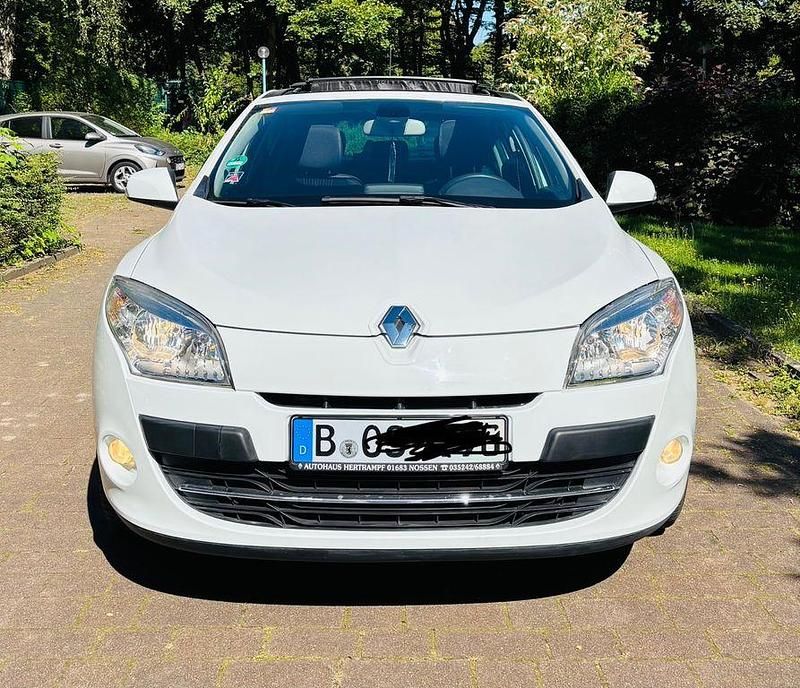 Weiß Gebraucht 2010 Renault Mégane III Luxe Limousine | 5.300 € (Fairer Preis) - Bild 1/4