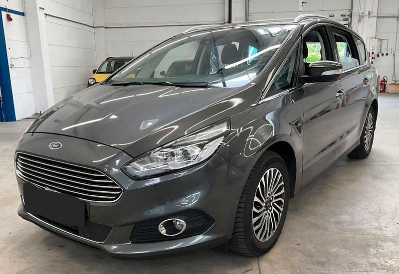 Grau Gebraucht 2019 Ford S-MAX Titanium Van / Kleinbus | 18.499 € (Guter Preis) - Bild 1/4