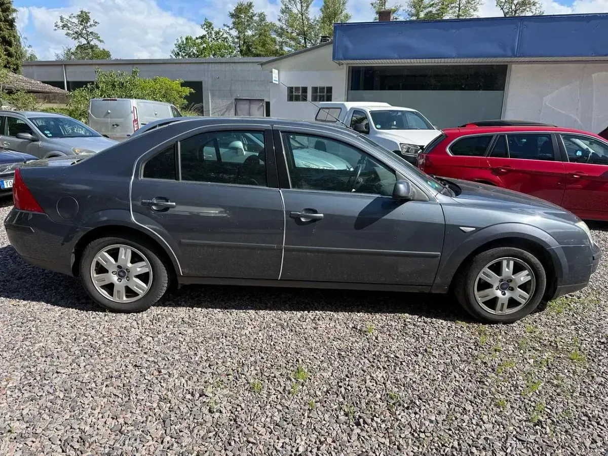 Gebraucht Ford Mondeo Ghia 170 PS (125 kW) 2004 Graphitgrau metallic Limousine