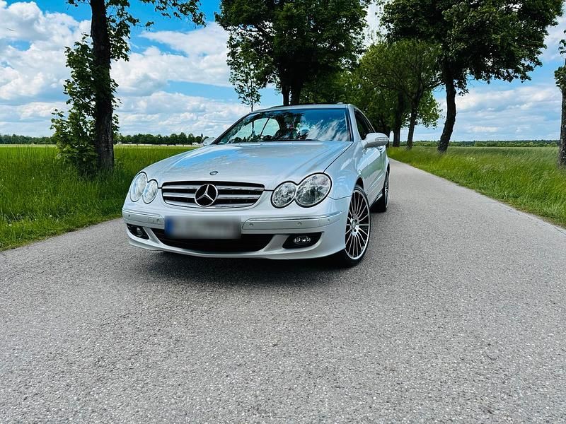 Silber Gebraucht 2009 Mercedes CLK200 Coupé | 7.990 € (Fairer Preis) - Bild 1/4