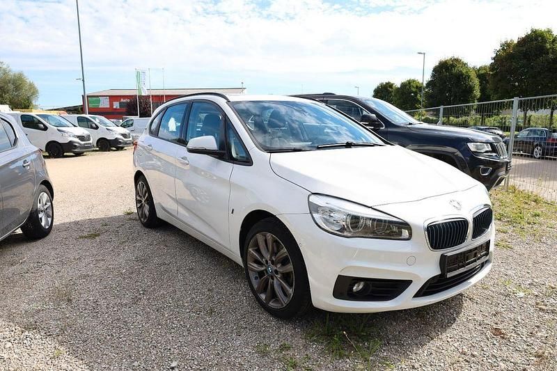Weiß Gebraucht 2016 BMW 225 Active Tourer Advantage Van / Kleinbus | 10.900 € (Fairer Preis) - Bild 1/4