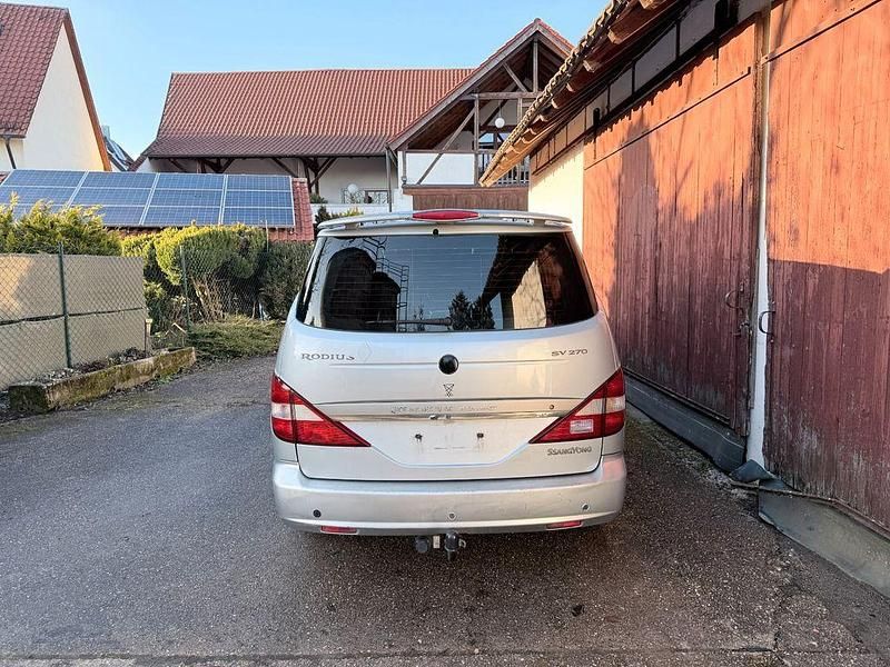 Gebraucht Ssangyong (KGM) Rodius 163 PS (119 kW) 2006 Silber Van / Kleinbus