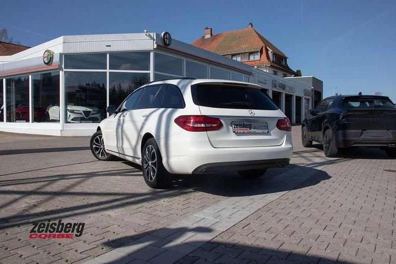 Gebraucht Mercedes C250 Night 204 PS (150 kW) 2016 Weiß Limousine