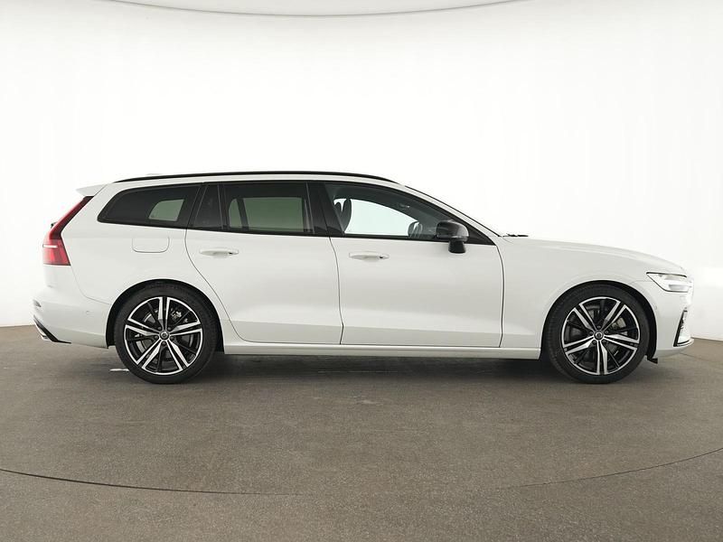 Gebraucht Volvo V60 R-Design 250 PS (183 kW) 2022 Crystal white Kombi