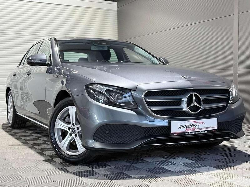 Selenitgrau metalliclack Gebraucht 2017 Mercedes E200 Avantgarde Limousine | 21.970 € (Guter Preis) - Bild 1/3