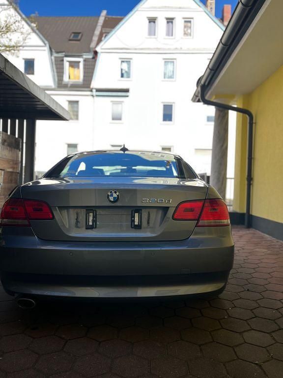 Gebraucht BMW 320 177 PS (130 kW) 2010 Grau Coupé