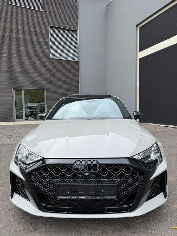 Grau Neu 2025 Audi RS3 Sport Kleinwagen | 78.540 € (Etwas zu teuer) - Bild 1/4