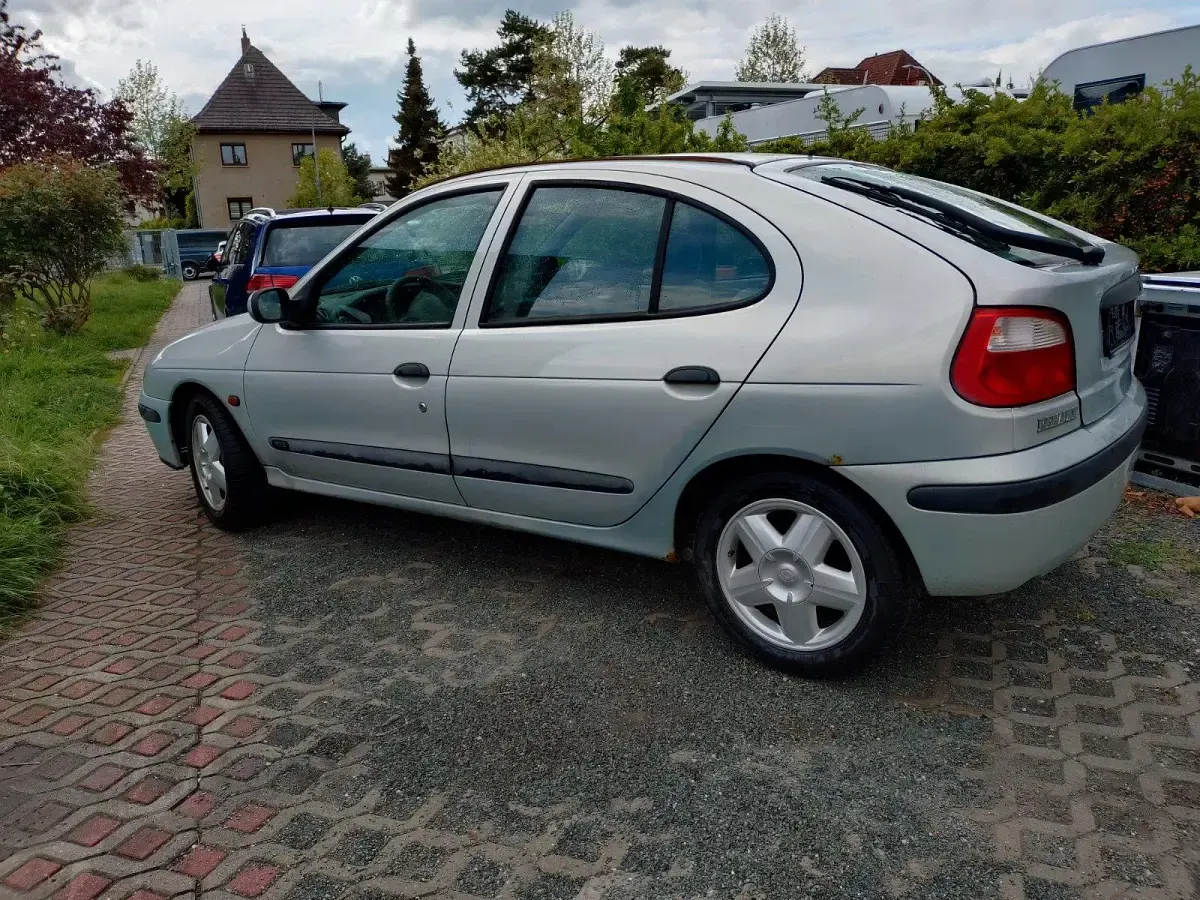 Gebraucht Renault Mégane Privilege 107 PS (78 kW) 2000 Silber Limousine