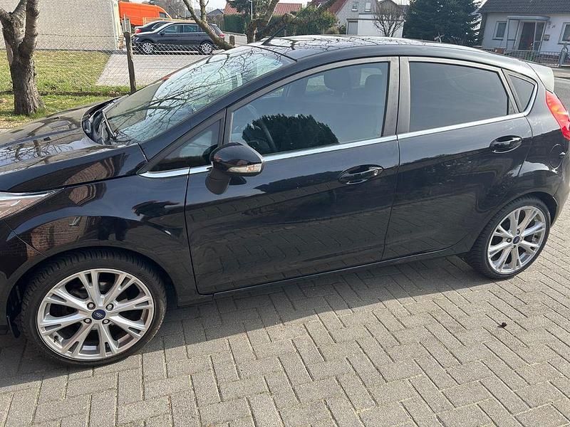 Gebraucht Ford Fiesta 80 PS (58 kW) 2014 Schwarz Kleinwagen