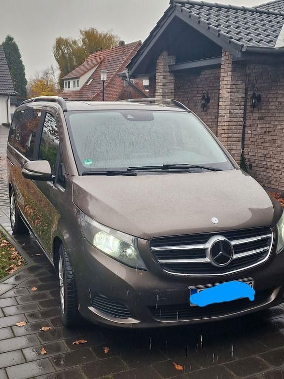 Braun Gebraucht 2014 Mercedes V250 Avantgarde Van / Kleinbus | 30.590 € (Fairer Preis) - Bild 1/4