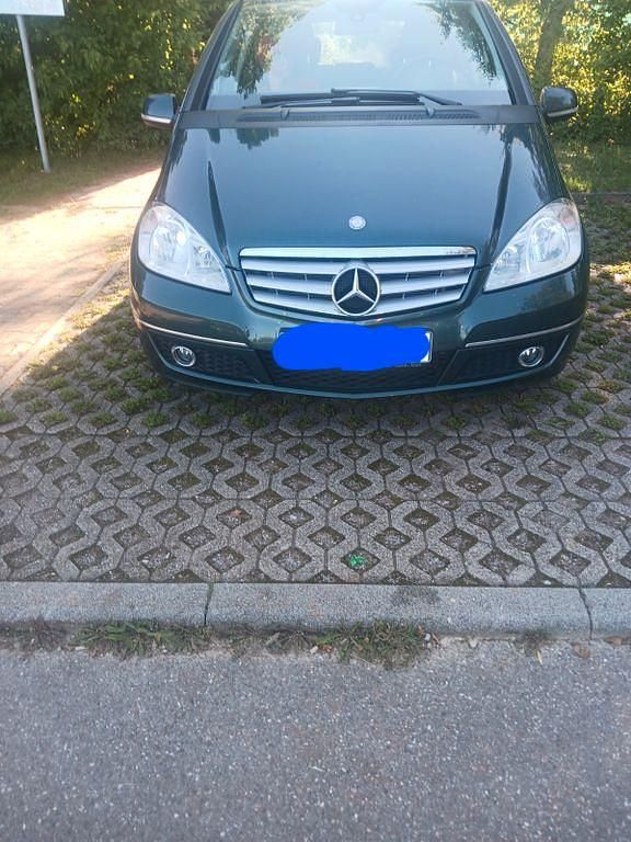 Grün Gebraucht 2010 Mercedes A180 Elegance Van / Kleinbus | 4.880 € (Fairer Preis) - Bild 1/4
